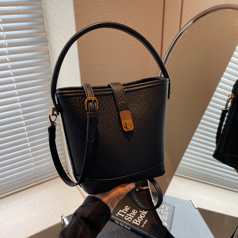 A new 2024 stylish crossbody bucket bag for women with a unique Korean design sense, simple and versatile for work and commuting Specification drawing