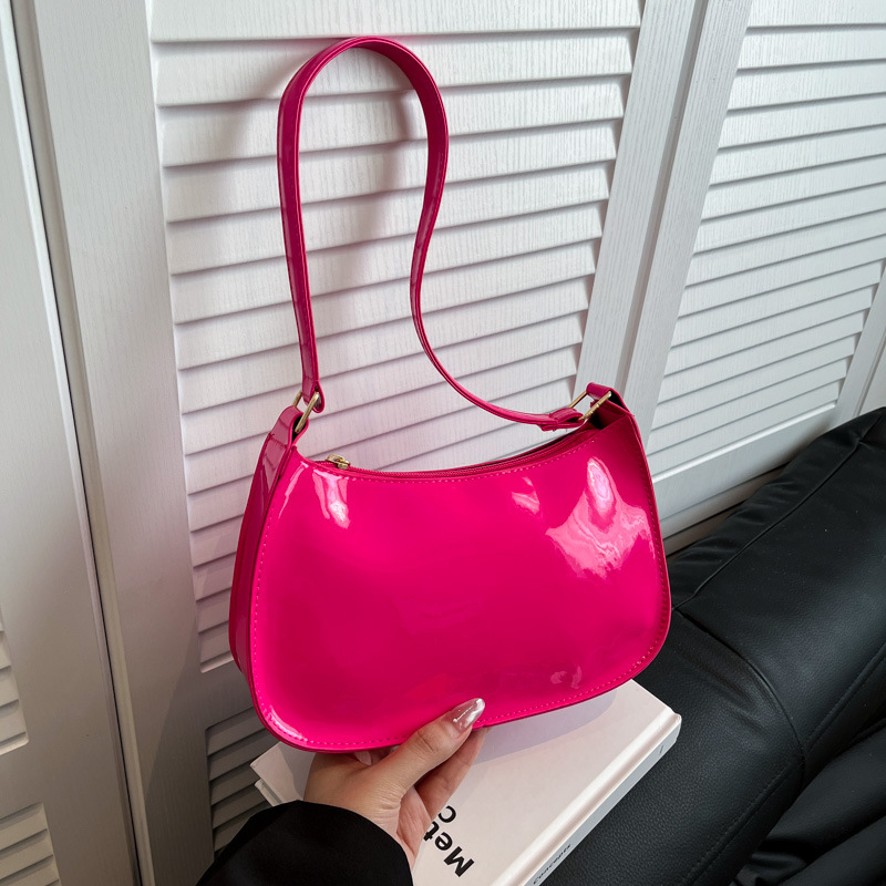 Retro, casual and simple single-shoulder underarm bag, patent leather, fashionable and trendy 2025 summer new large-capacity shiny bread bag full figure