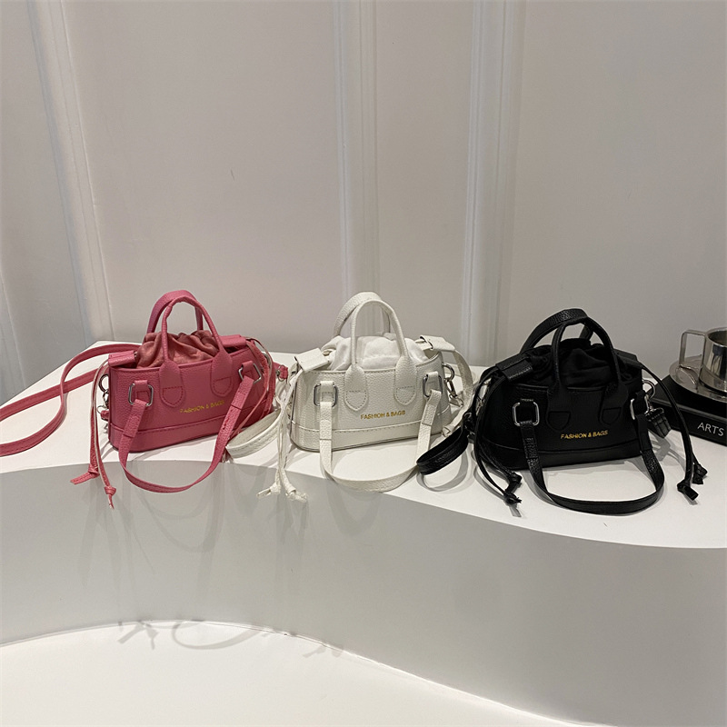 This year's new trendy handbags, a versatile and fashionable pillow bag for women in Spring/Summer 2025, and a mini drawstring single-shoulder crossbody bag Application Scenario