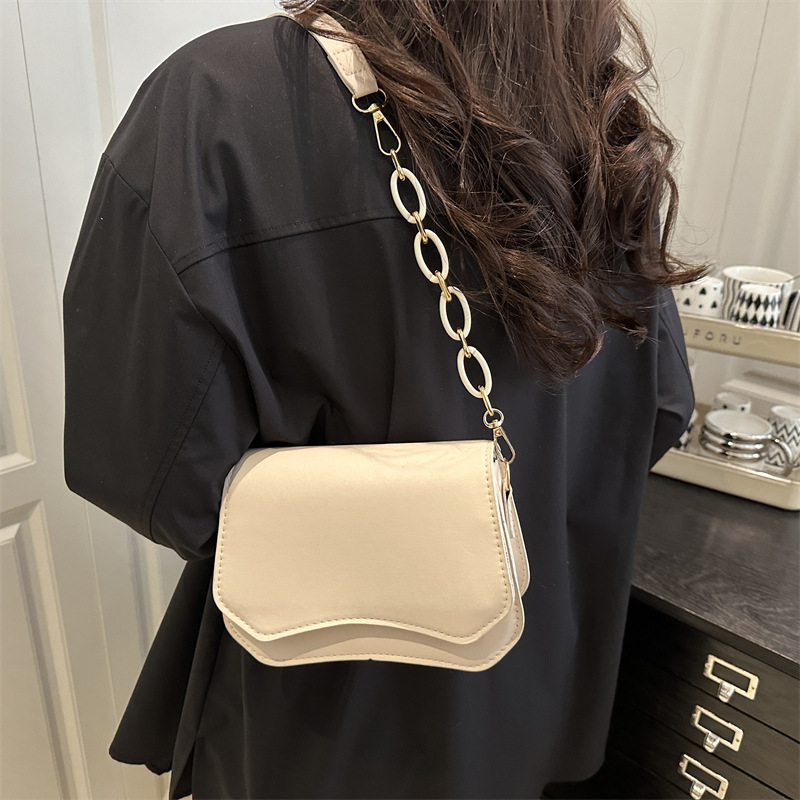 2025 French casual and simple new style, texture design, retro charm, trendy chain single-shoulder crossbody small square bag for women details Picture