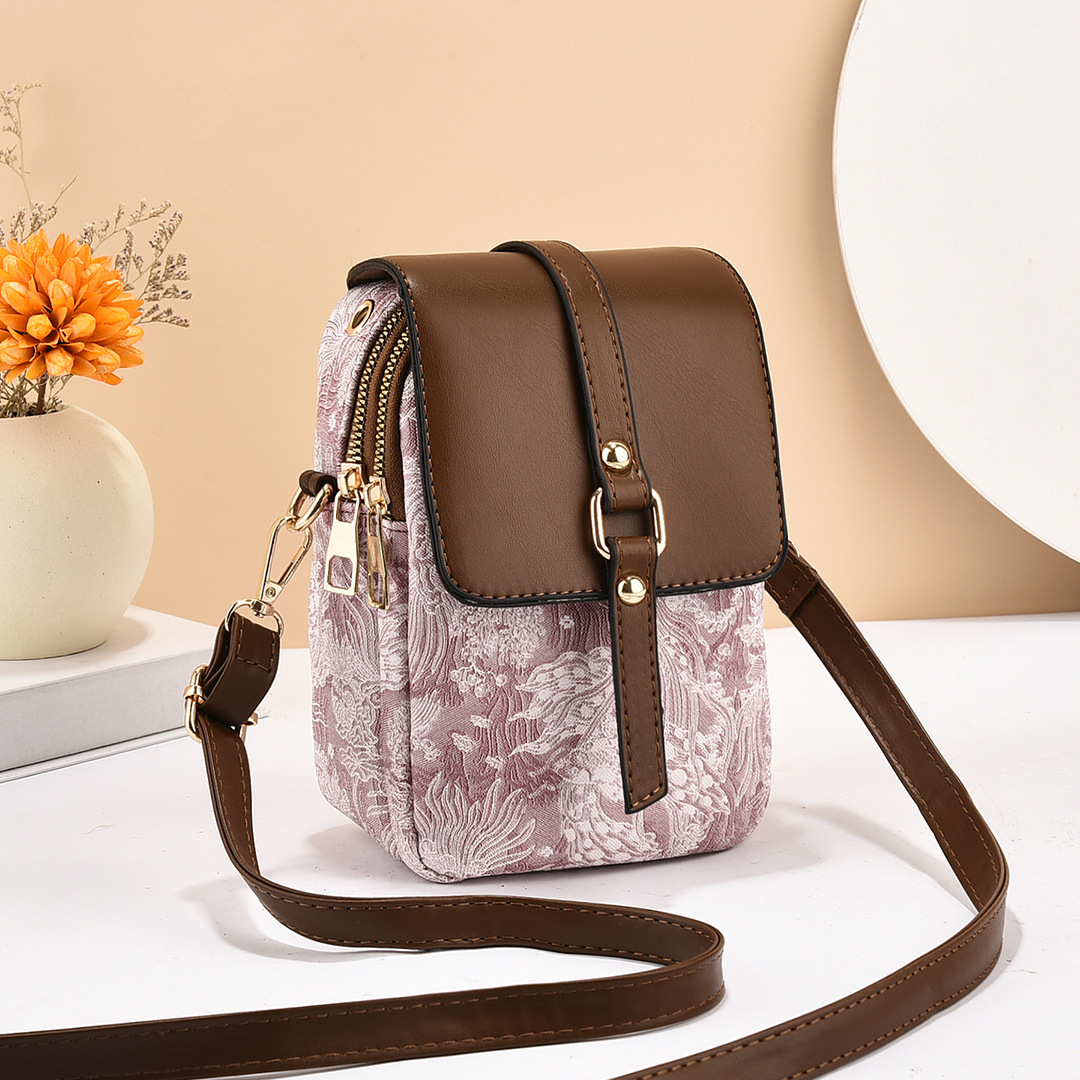 Summer 2023 new style women's bag, Korean style simple, trendy and fashionable small square bag, single-shoulder crossbody mini mobile phone bag for women Application Scenario