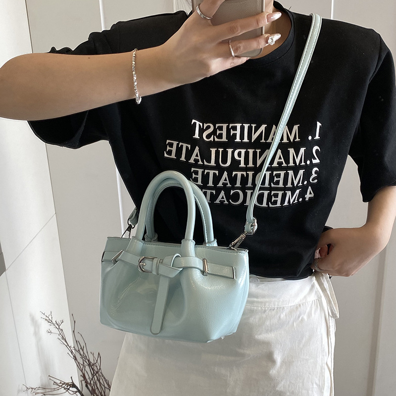 Simple oil wax leather handbag for women, 2025 new style niche pleated cloud bag, casual single-shoulder crossbody bucket bag details Picture