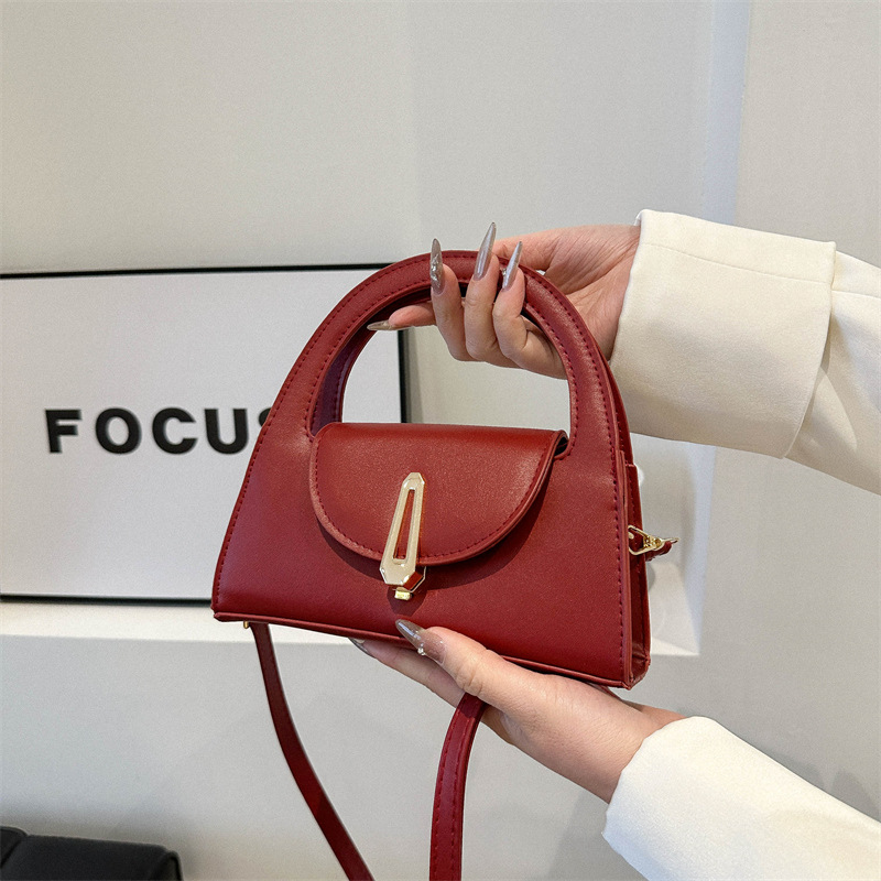 This is a trendy and stylish round-shaped handbag for the summer of 2024. It is a trendy and casual small square bag with a single shoulder full figure