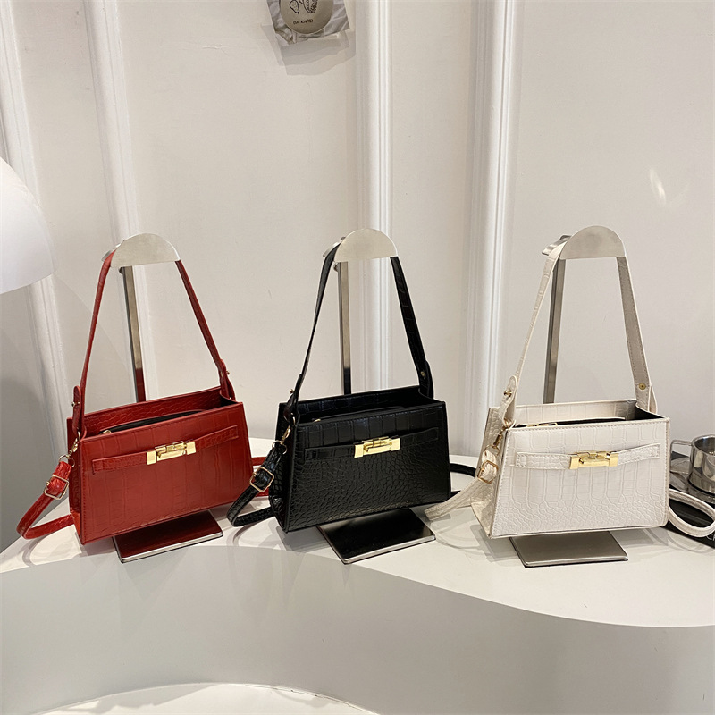 A niche high-end underarm bag, fashionable, retro and elegant, urban commuter women's bag, high-end feel, hand-held shoulder crossbody bag Application Scenario