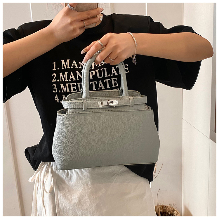 A simple, high-end, trendy crossbody bag for women 2025, a new casual and stylish small square bag, a fashionable and versatile single-shoulder bag details Picture