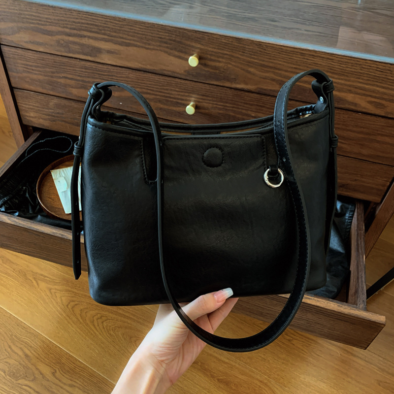 The 2024 new high-end retro bag is a trendy and fashionable single-shoulder underarm bag for women. It's a versatile commuting crossbody bag details Picture