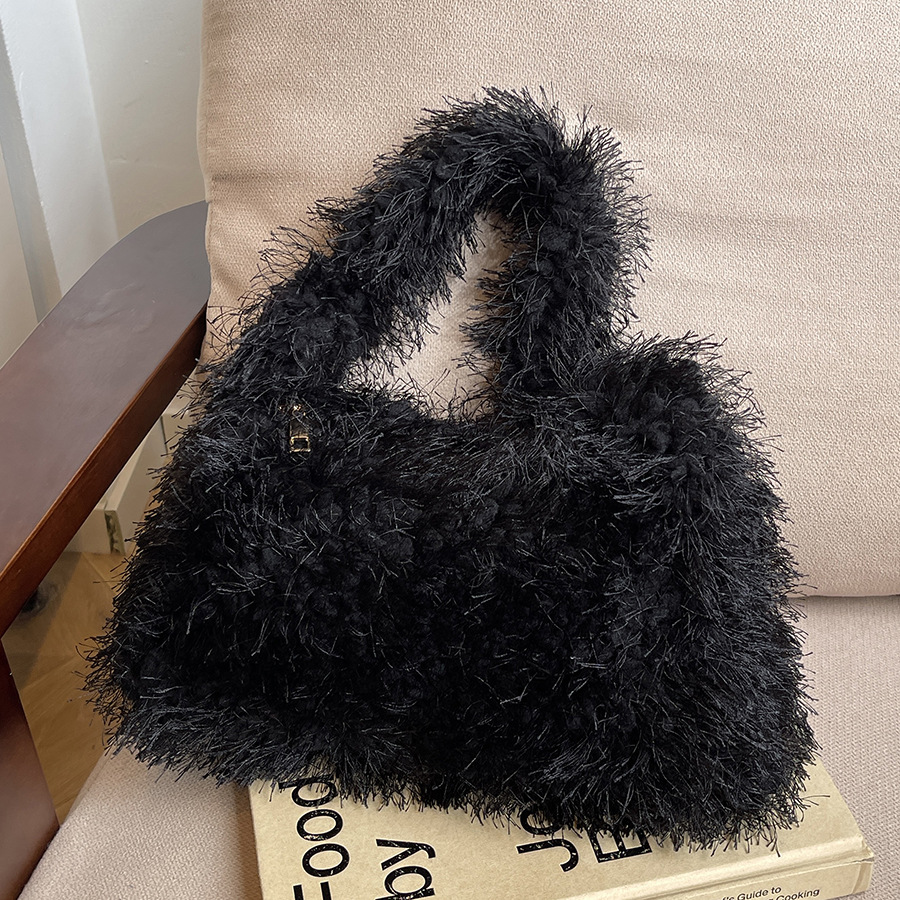 High-end and stylish furry bag for women, 2024 new trendy and cute plush square bag, casual and versatile single-shoulder armpit bag full figure