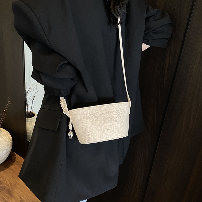 A niche mini bucket bag with lychee patterns for women, a new 2025 simple and casual single-shoulder bag, a fashionable and versatile crossbody bag Application Scenario