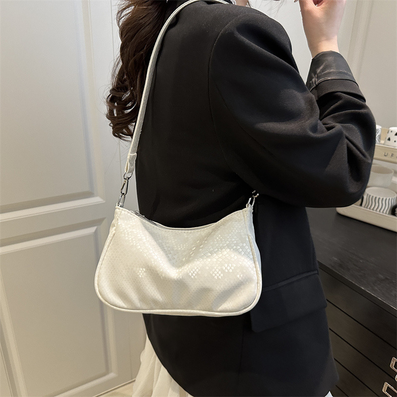 In the summer of 2025, this is a trendy and niche design, featuring a unique, large-capacity, stylish crossbody, single-shoulder, and underarm small square bag details Picture