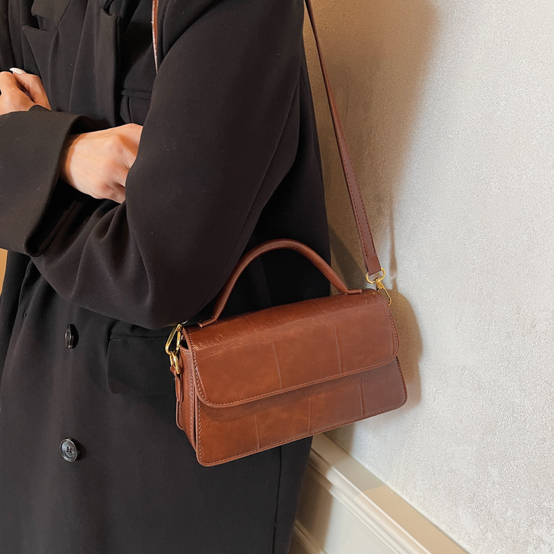Retro small women's bag 2024 new winter fashion single-shoulder crossbody bag, high-end ladies' hand-held small square bag details Picture