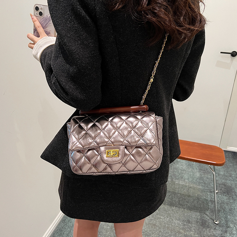 Large-capacity women's 2024 new stylish diamond-shaped chain crossbody bag, retro and versatile single-shoulder tote wandering bag Application Scenario