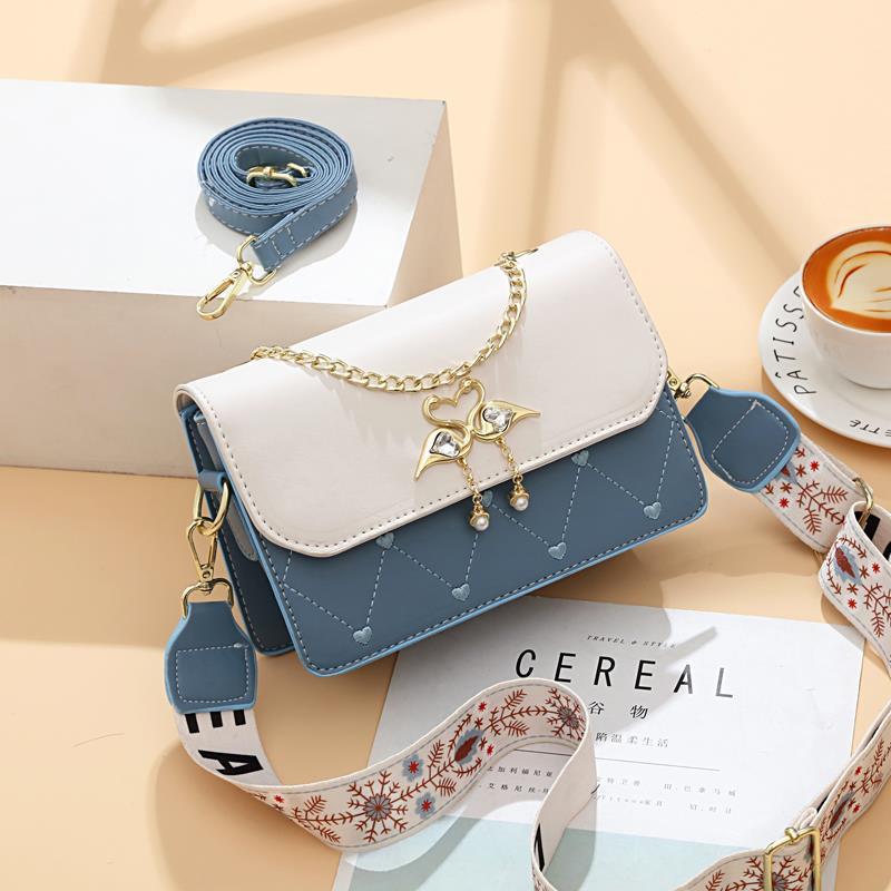 The new exquisite embroidered heart-shaped small square women's bag for autumn and winter is stylish and high-end. It's a one-shoulder crossbody bag with a swan color contrast full figure