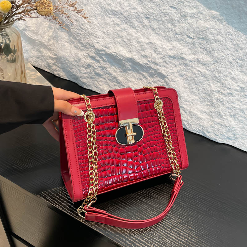 The new 2024 autumn/winter collection features a versatile, simple and casual solid-color crocodile pattern chain bag with a niche design full figure