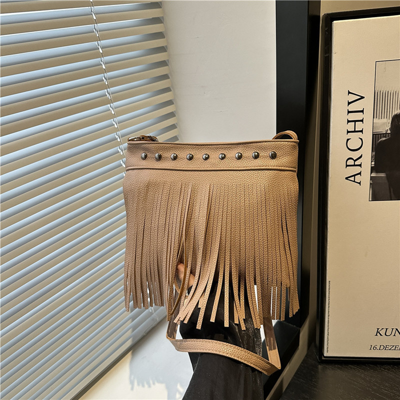 This year, underarm bags are in vogue. The 2025 summer new fringed bucket bag is a versatile single-shoulder crossbody bag full figure