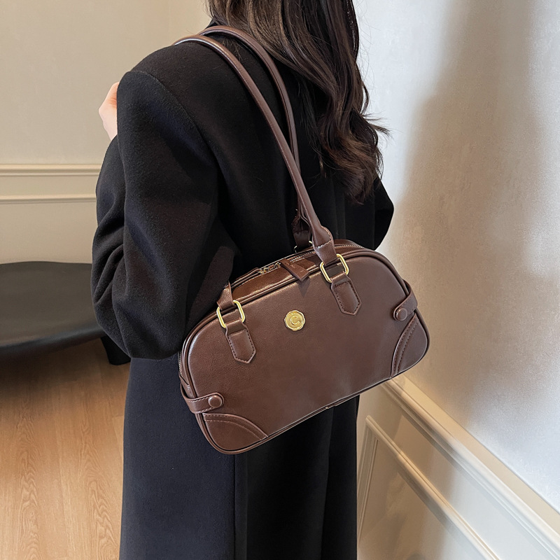 A retro underarm bag for women, a large-capacity travel bag for women in 2024, a new bowling bag for commuting and a simple pillow bag Application Scenario