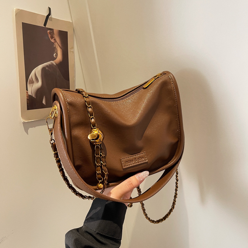 Chain bag, fashionable and versatile crossbody bag, stylish single-shoulder bag, 2024 new INS style, casual and simple underarm bag details Picture