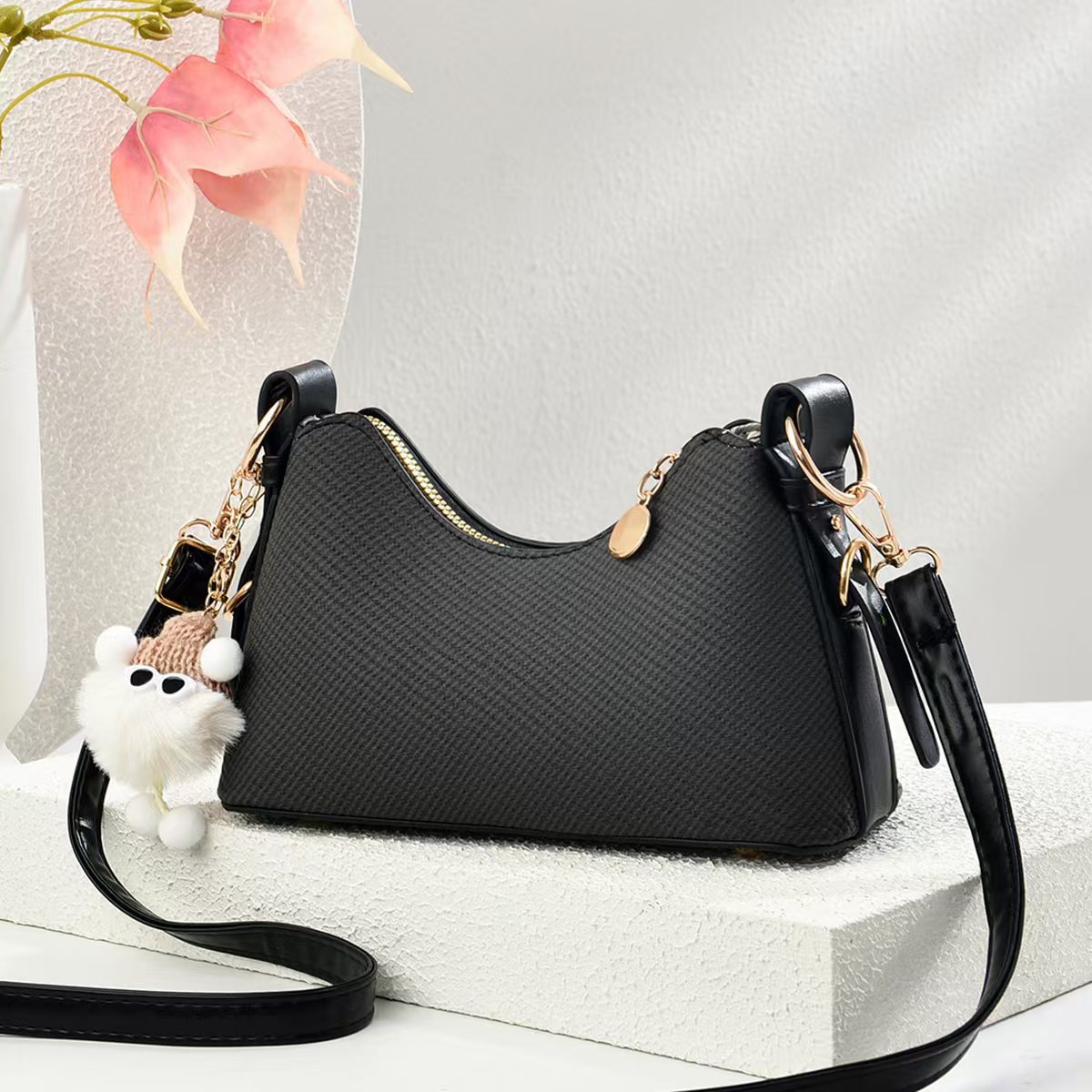 Retro women's new style 2025 fashionable single-shoulder underarm bag, stylish and versatile chain bag, high-end baguette bag full figure