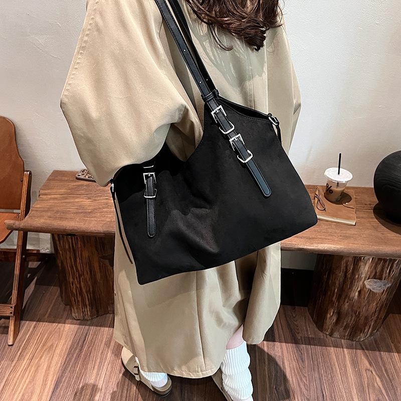 Autumn and winter retro matte large-capacity bag for women, 2024 new commuter single-shoulder bag, high-end hand-held tote bag details Picture