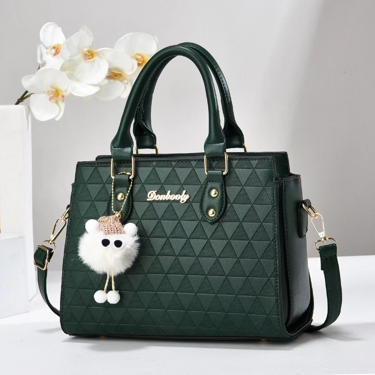 A best-selling single-shoulder women's fashion crossbody bag from the manufacturer in 2024, a new hand-held women's versatile summer bag for foreign trade Application Scenario