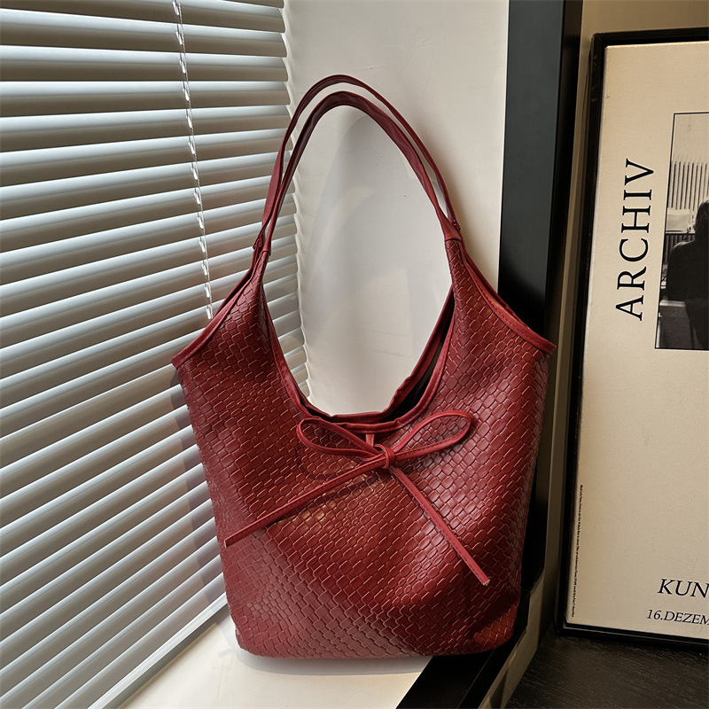 2025 High-quality large-capacity commuter tote bag, this year's trendy single-shoulder bag, women's bag, versatile and retro underarm bag full figure