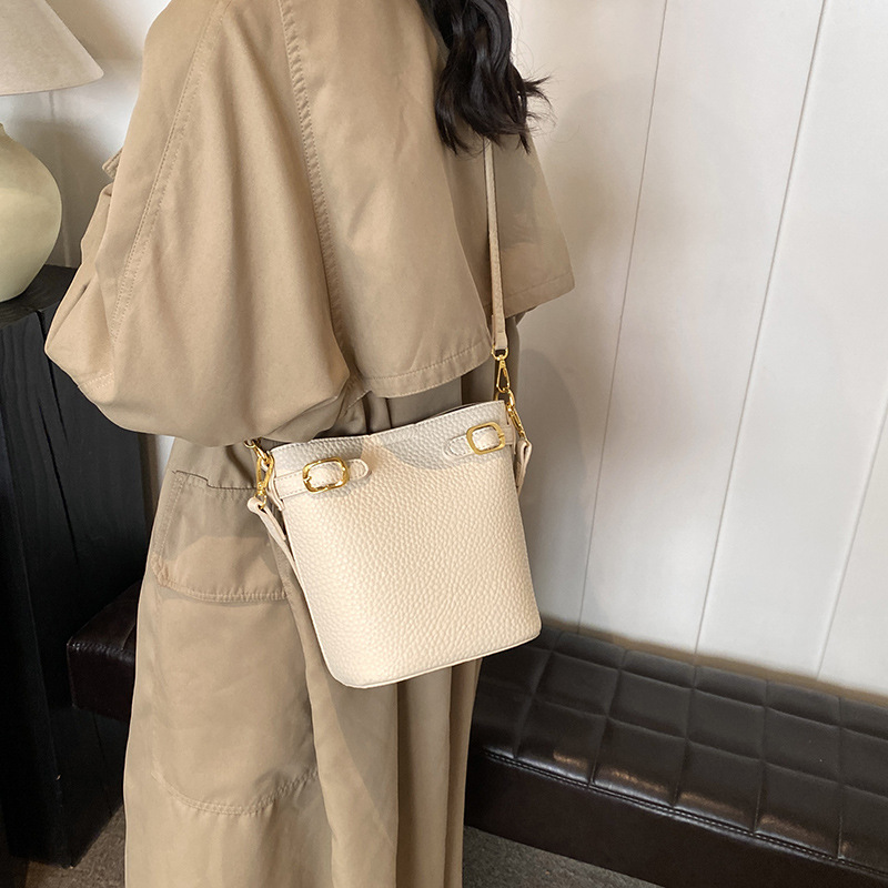 A simple and casual bucket bag for women in 2024, a fashionable and versatile mother-and-child bag for work and commuting, and a single-shoulder crossbody bag Application Scenario