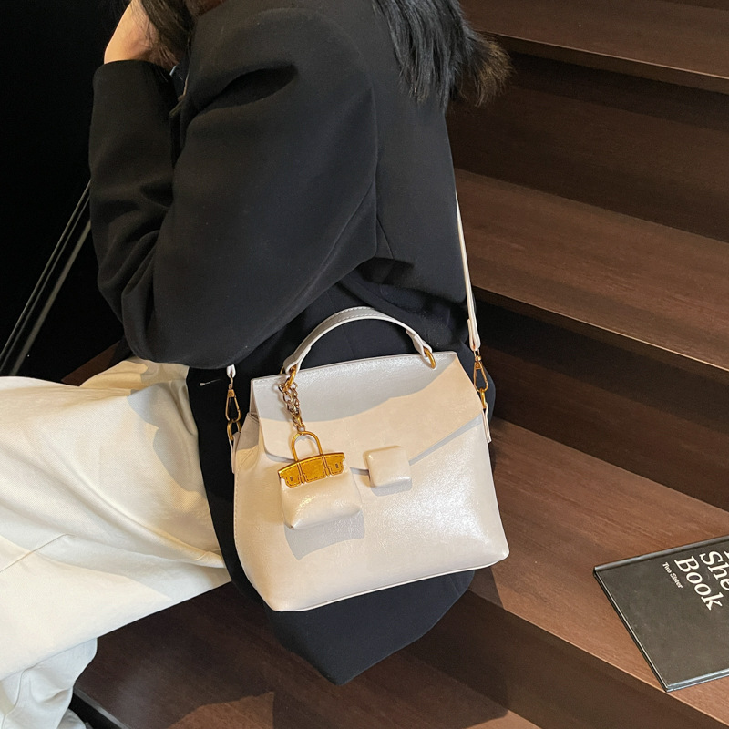 The 2025 new versatile solid color simple large-capacity hand-held small square bag is a fashionable, trendy and stylish single-shoulder crossbody bag for women details Picture