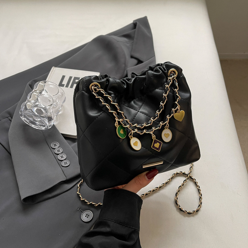A niche and simple Instagram-style Chanel bag for women, a new 2024 stylish diamond-shaped bucket bag, a versatile single-shoulder crossbody bag Specification drawing