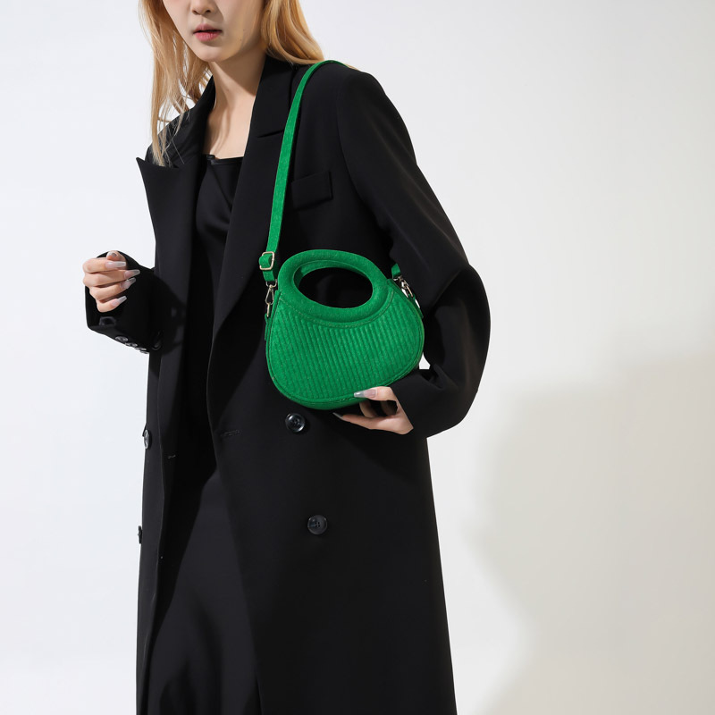 The 2023 new winter hand-held shoulder bag for women, with its pleated and personalized casual crossbody style, features a stylish solid color design for women Application Scenario