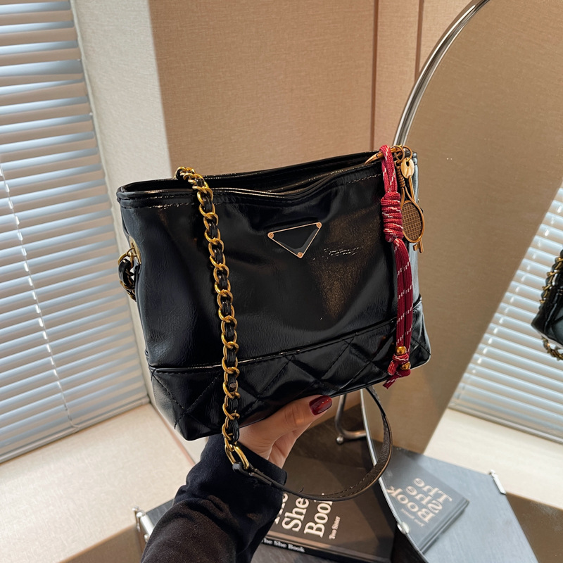 A niche and high-end soft leather bag for women, a new 2024 trendy and fashionable chanel-style chain bag, a versatile and elegant bucket bag details Picture