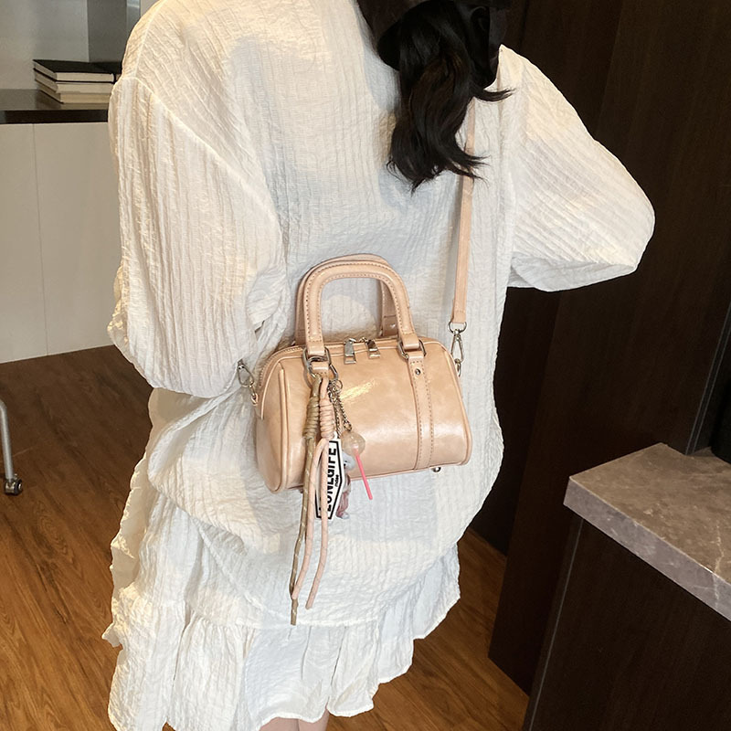 Korean version niche design simple single-shoulder handbag for women, 2025 new commuter bag, casual crossbody Boston bag Application Scenario