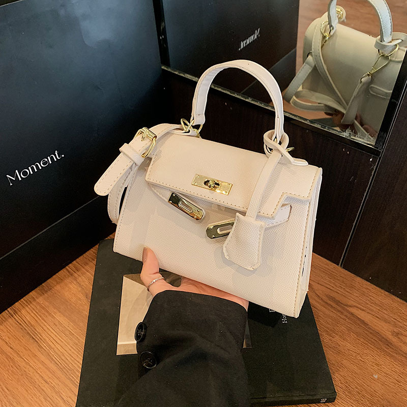 A new, trendy, high-end and high-quality crossbody Kelly bag for women in 2025, featuring a retro and niche style from Europe and America full figure