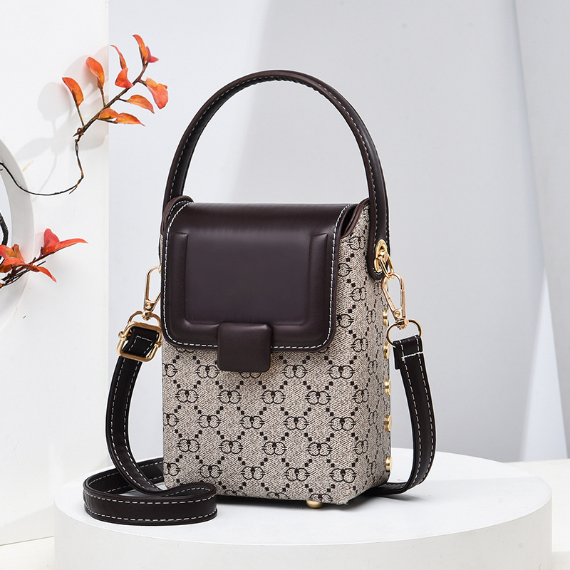 The 2023 new style of printed mobile phone bag is fashionable, simple and elegant. It is a single-shoulder crossbody women's bag that is unique and stylish, a one-piece replacement details Picture