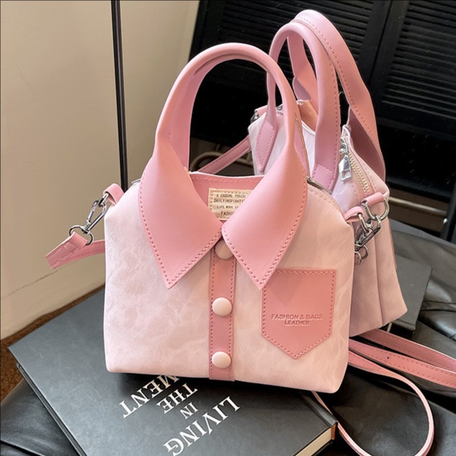 The 2025 summer new Korean-style fashionable and simple hand-held shoulder bag with a high-end and personalized design for women's commuting crossbody full figure
