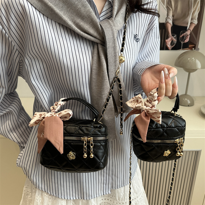 Mini bag Spring/Summer niche embroidered chain bag for women 2025 new style, high-end and versatile shoulder bag details Picture