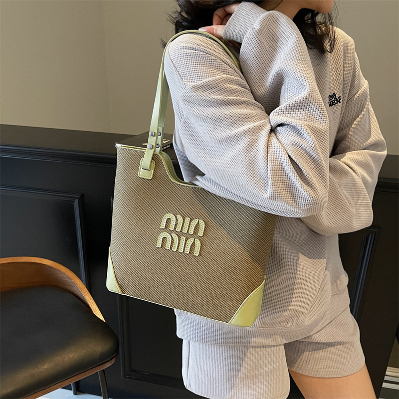 Fashionable and casual hand-held bucket bag for women, 2025 new Korean style trendy single-shoulder bag, high-end texture fashionable tote bag Application Scenario
