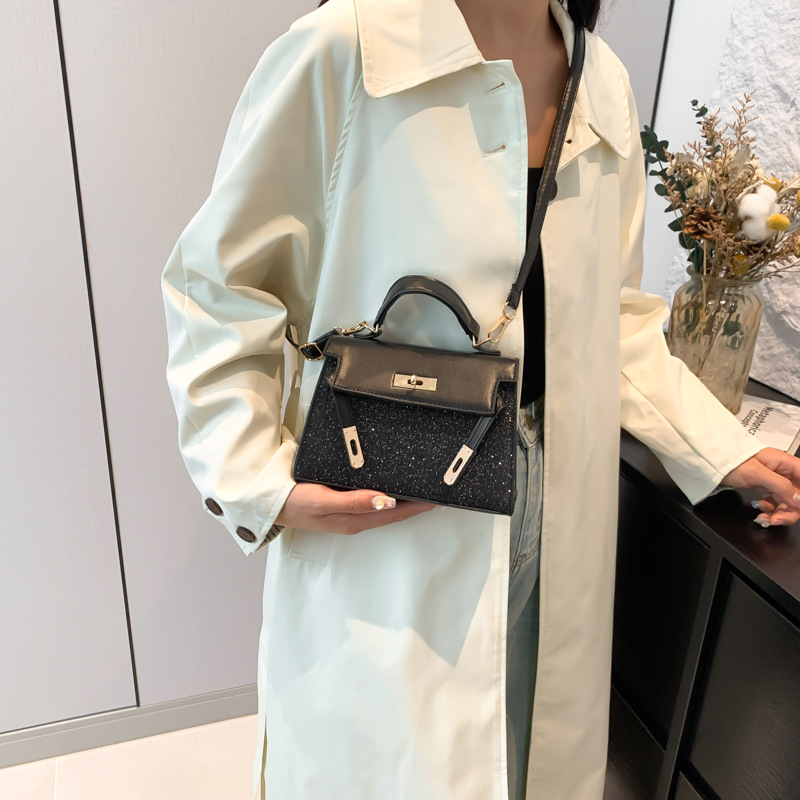 This niche quality handbag is a new stylish small square bag for women in the early autumn of 2024. It is a versatile single-shoulder and crossbody commuting bag Specification drawing