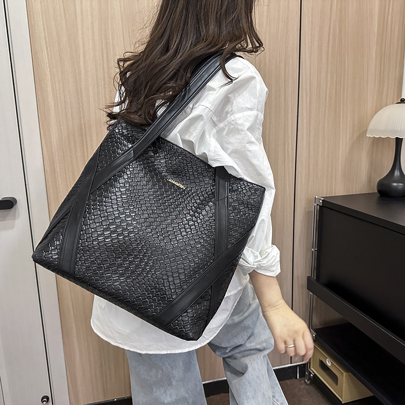 Korean version large-capacity underarm bag for women 2025 new style fashionable tote bag woven, personalized, trendy and simple single-shoulder bag details Picture