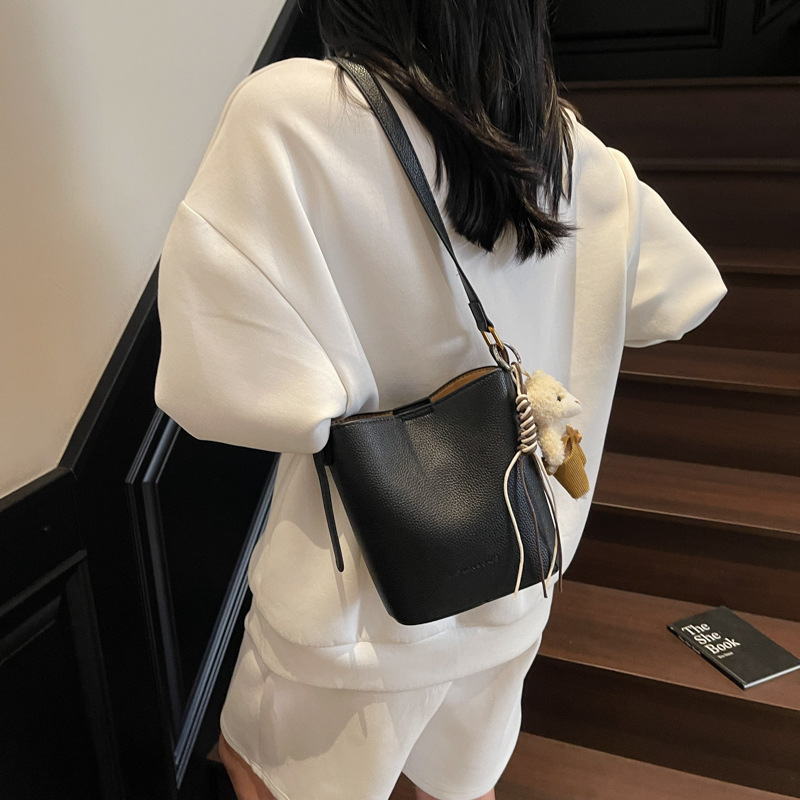 A simple and sophisticated trendy bucket bag for women, a new summer 2025 fashion and casual single-shoulder bag, a versatile crossbody bag for commuting Application Scenario