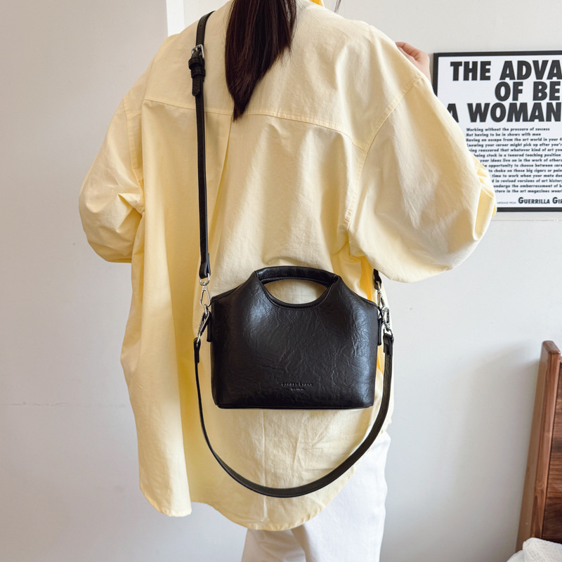 Korean trendy hand-held bucket bag for women, new Spring/Summer 2025, casual, versatile, stylish and high-end single-shoulder crossbody bag Application Scenario