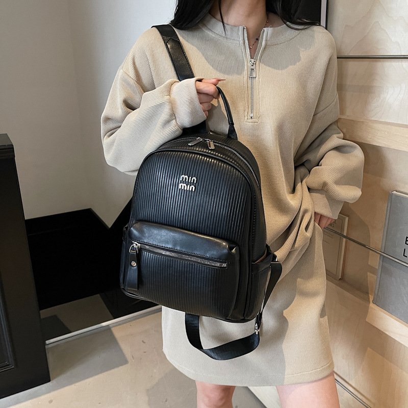 The 2025 new stylish, trendy, casual and fashionable hand-held small backpack is suitable for high school girls. It is versatile and has a large capacity Application Scenario
