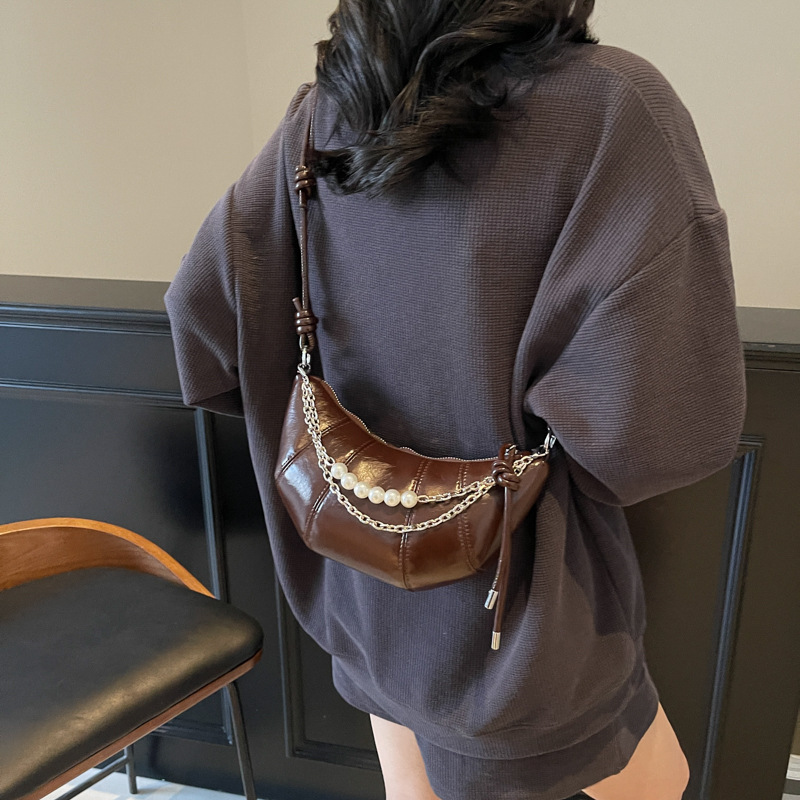 2025 New niche and trendy chain dumpling bag for women, casual and versatile, stylish single-shoulder crossbody bag for commuting Application Scenario