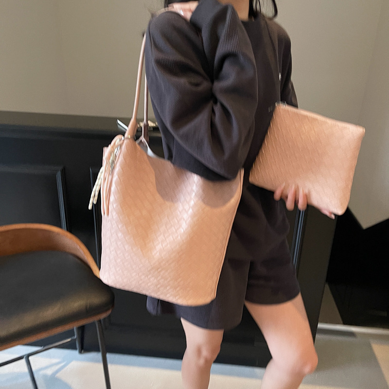 Cross-border niche woven pattern hand-held bucket bag for women 2025 New large-capacity commuting single-shoulder underarm bag Specification drawing