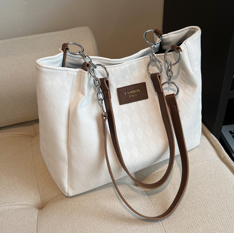 Large-capacity women's bag 2025 new spring high-end, niche class and commuting bag, versatile single-shoulder tote bag Application Scenario