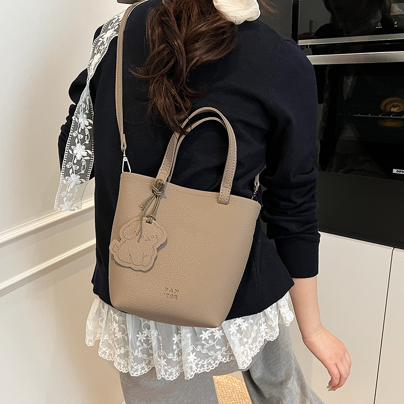 Cross-border high-end style vegetable basket hand-carried bucket bag for women 2025 Spring/Summer new versatile and super popular single-shoulder crossbody bag Application Scenario