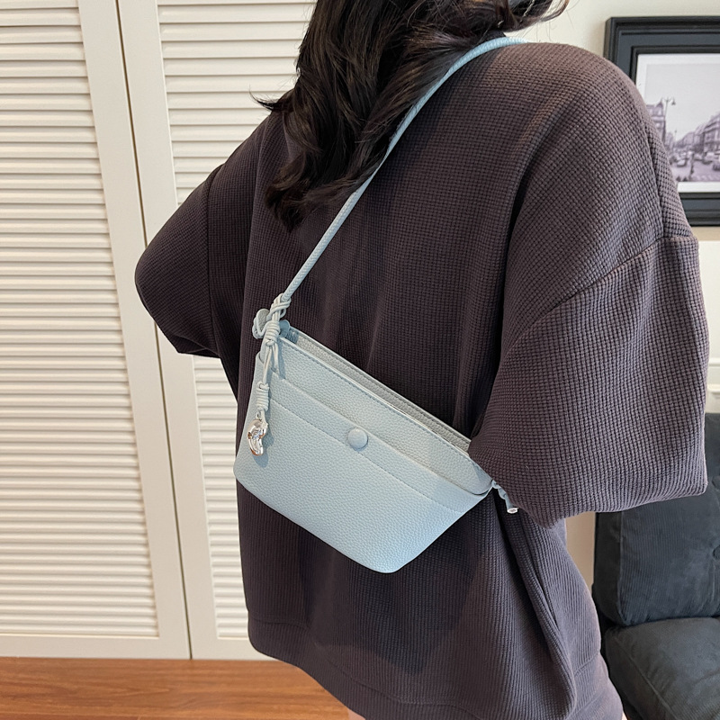The 2025 new Korean style simple lychee pattern fashionable bucket bag is a versatile, casual and high-end single-shoulder crossbody bag for women details Picture