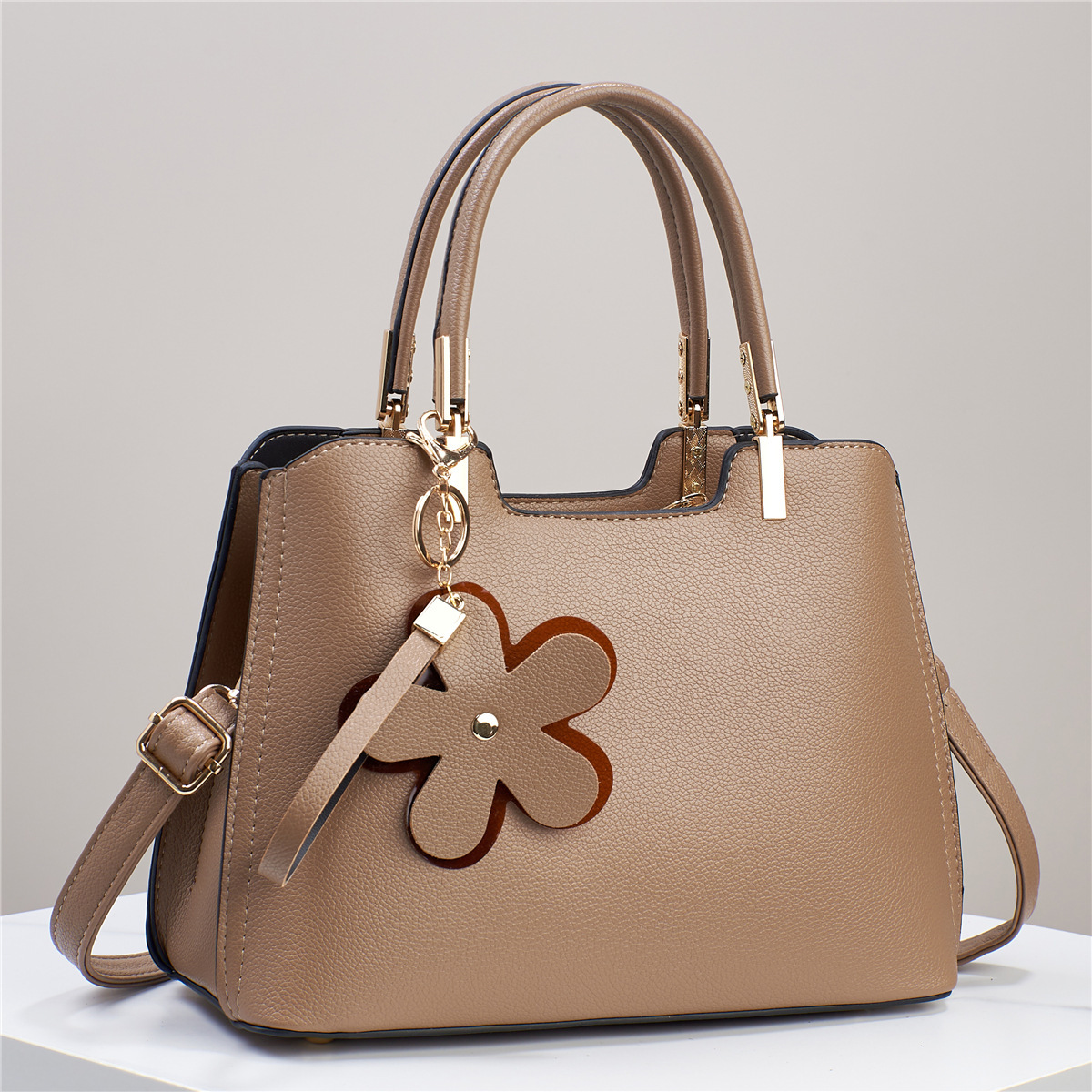 A popular large-capacity hand-held shoulder crossbody bag for elegant ladies in foreign trade, a new and fashionable versatile bag in 2023 Specification drawing