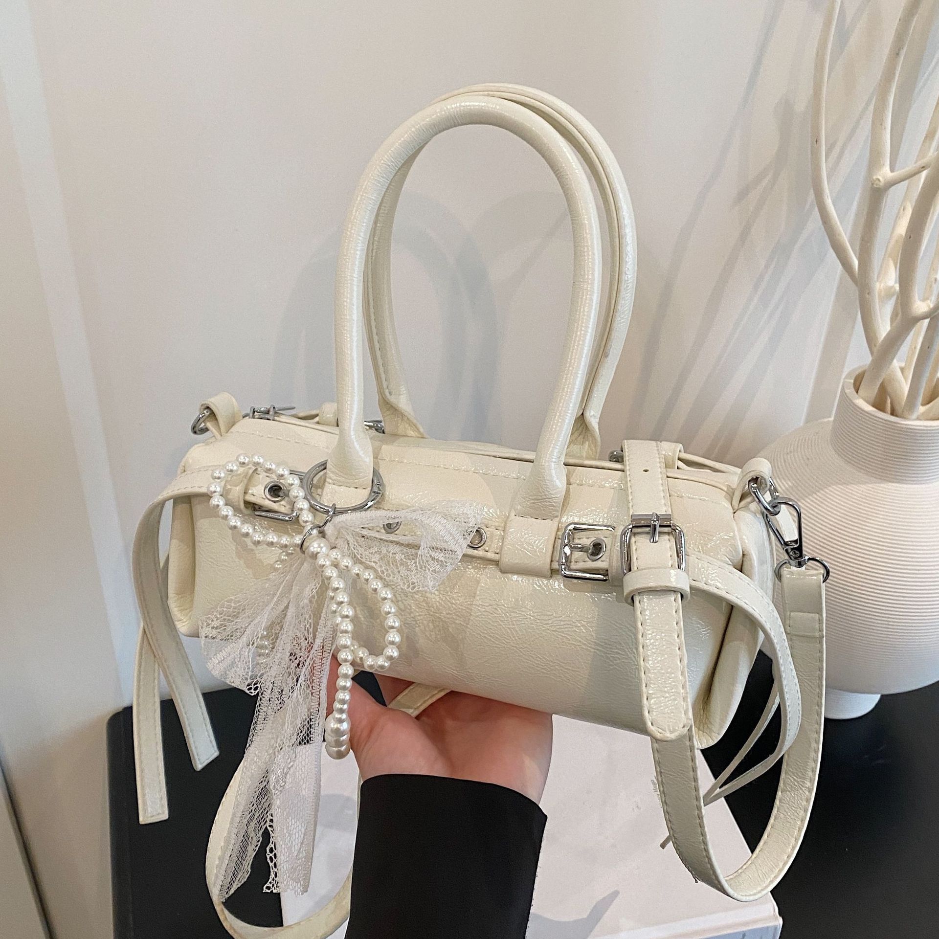A new high-end casual single-shoulder crossbody bag for women in the Spring/Summer 2025 collection of Korean niche and trendy hand-held baguette bags full figure