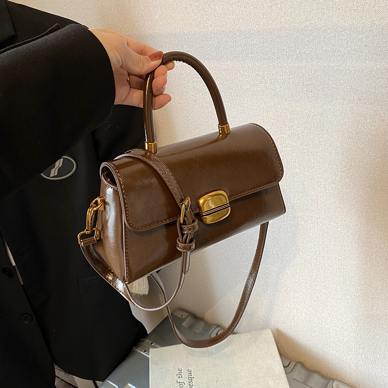 This is a trendy and stylish hand-held small square bag for women in 2025. It is a simple and casual crossbody bag that is both trendy and versatile details Picture