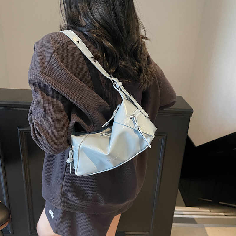 Simple and versatile pillow bag, 2025 new Korean-style fashionable casual shoulder bag, high-end commuting armpit bag for work Application Scenario