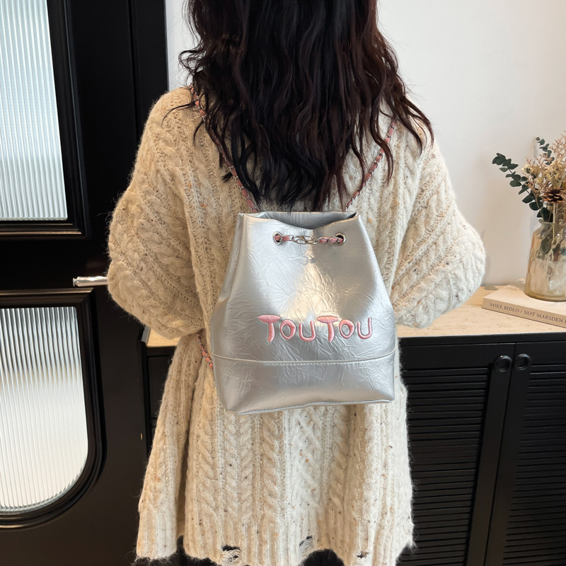 Fashionable large-capacity chain backpack for women, 2024 new style, stylish and elegant bucket bag, commuting single-shoulder large bag Specification drawing